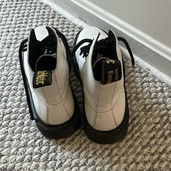 Dr Martens Lace Up Boots White and Black - Picture 4 of 6